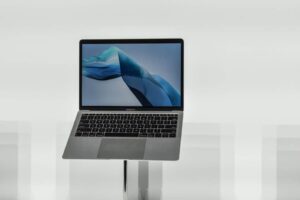 apple-macbook-modelinin-fisini-cekti